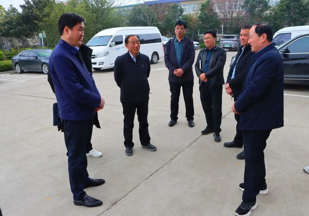 领导魏险峰调研.jpg